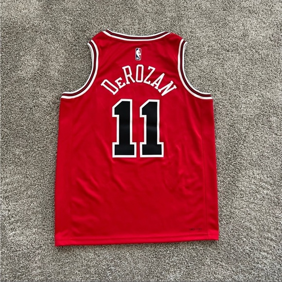 NWOT’s Nike NBA Chicago Bulls DeMar DeRozan Jersey Men’s Size Small - Picture 2 of 3